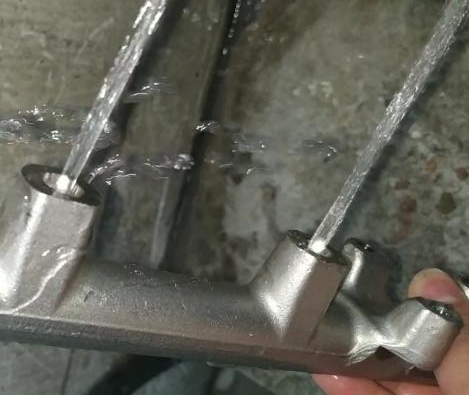 測(cè)試燃油共軌管，看用斯曼克水粒流去毛刺前后有何區(qū)別？