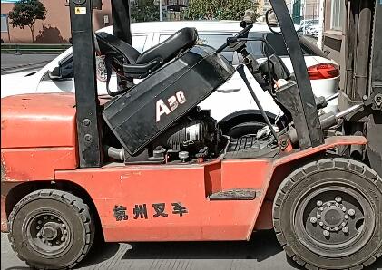 給叉車的液壓閥交叉孔去毛刺，用磨粒流的越來越多！