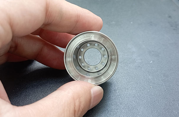 磨粒流用于精密件小孔孔口去毛刺案例！