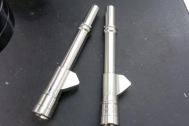 對豬好點(diǎn)，磨粒流用于注射器架交叉孔去毛刺！
