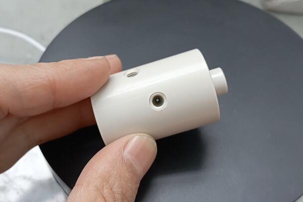 PEEK交叉孔去毛刺，斯曼克磨粒流解決方案！