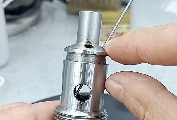 長斜孔去毛刺，磨粒流技術(shù)是怎么做到的？