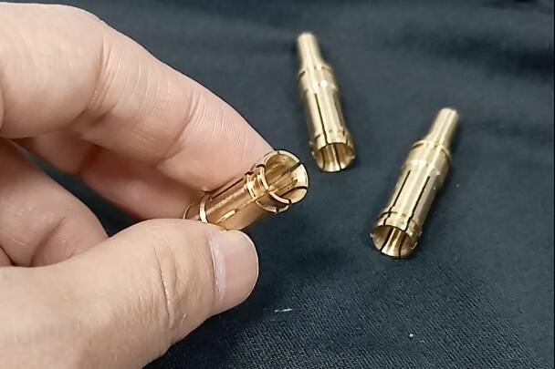 新能源汽車充電樁銅插孔細(xì)縫去毛刺，磨粒流拋光設(shè)備能做嗎？